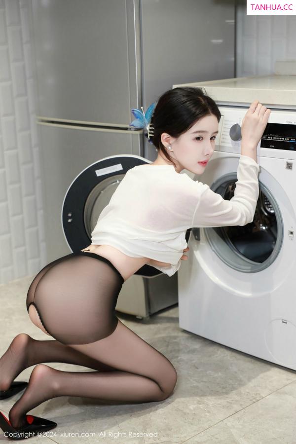   [XiuRen]高清写真图 2024.11.01 No.9385 唐翩翩 黑丝美腿第20张图片